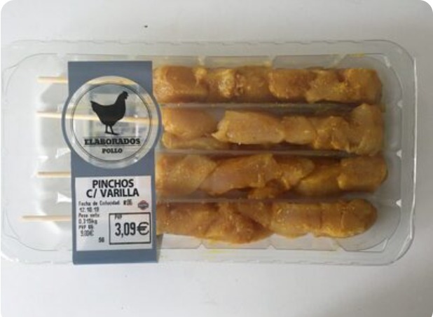 ESPAGUETIS DE CALABACÍN CON PINCHOS DE POLLO Y ENSALADA DE TOMATE